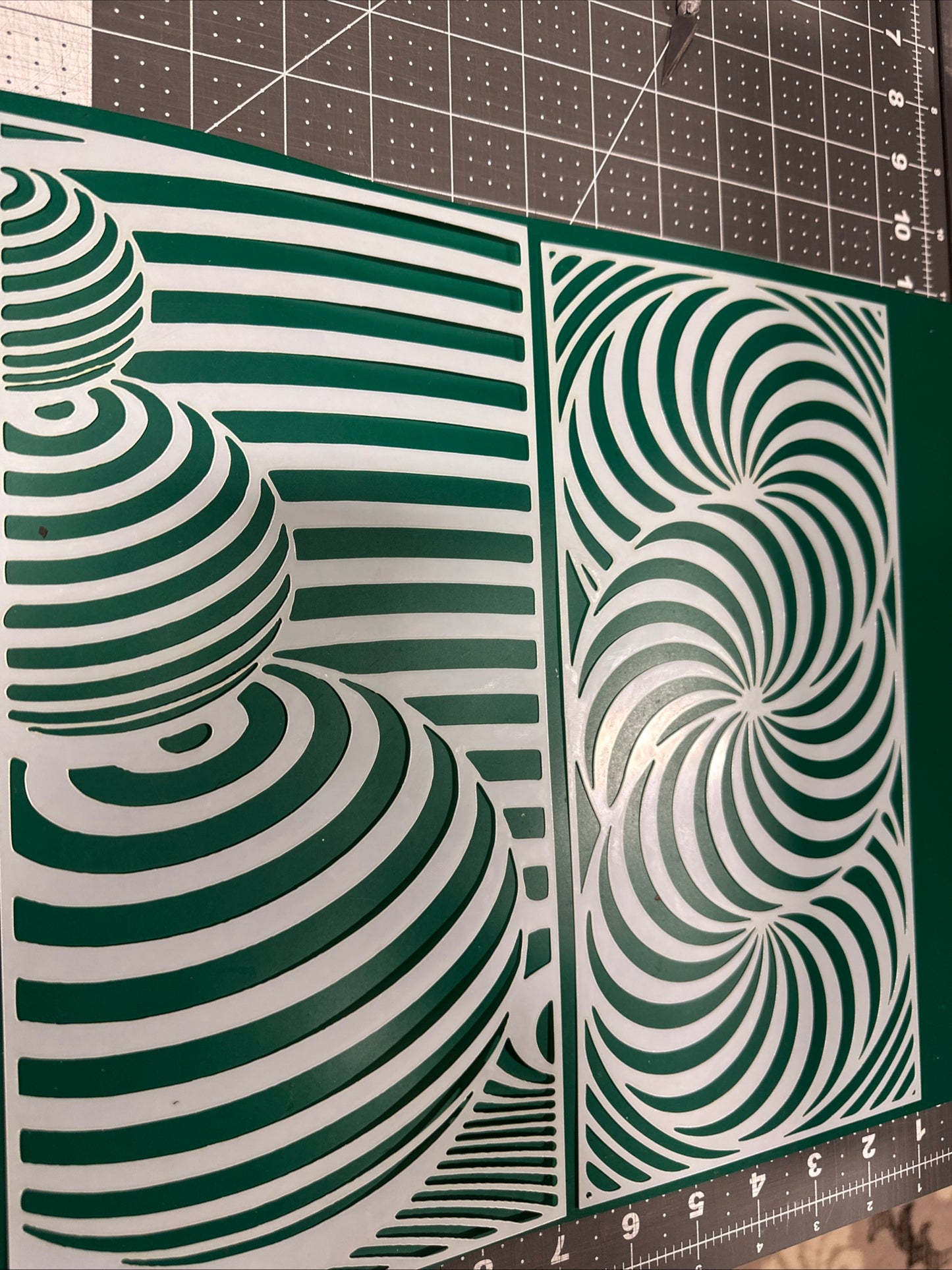 2pc 3D Illusion Balls Swirls AIRBRUSH Paint STENCIL Reusable