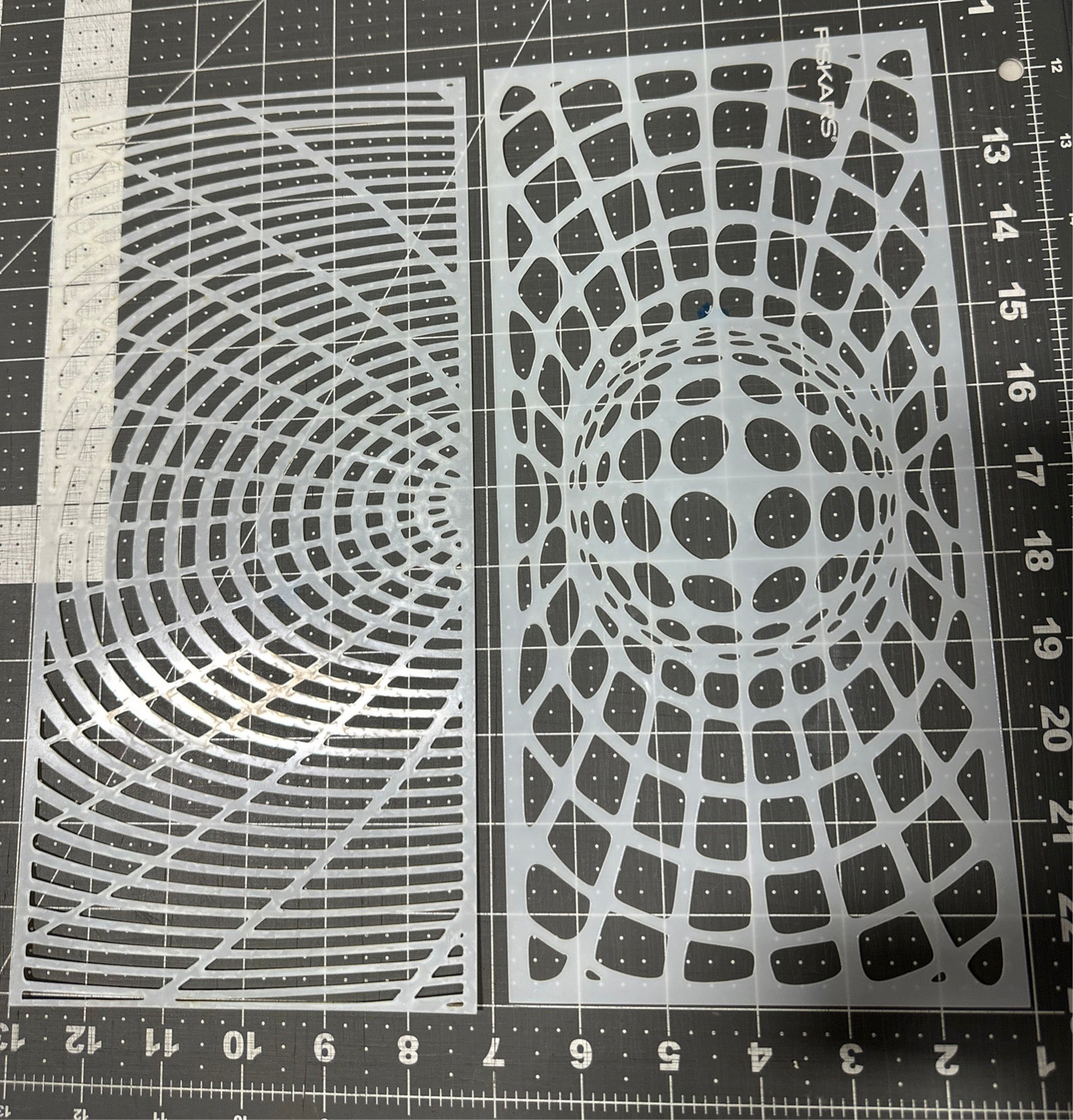 3D Illusion Balls Holes circles 2pc AIRBRUSH Paint STENCIL Reusable